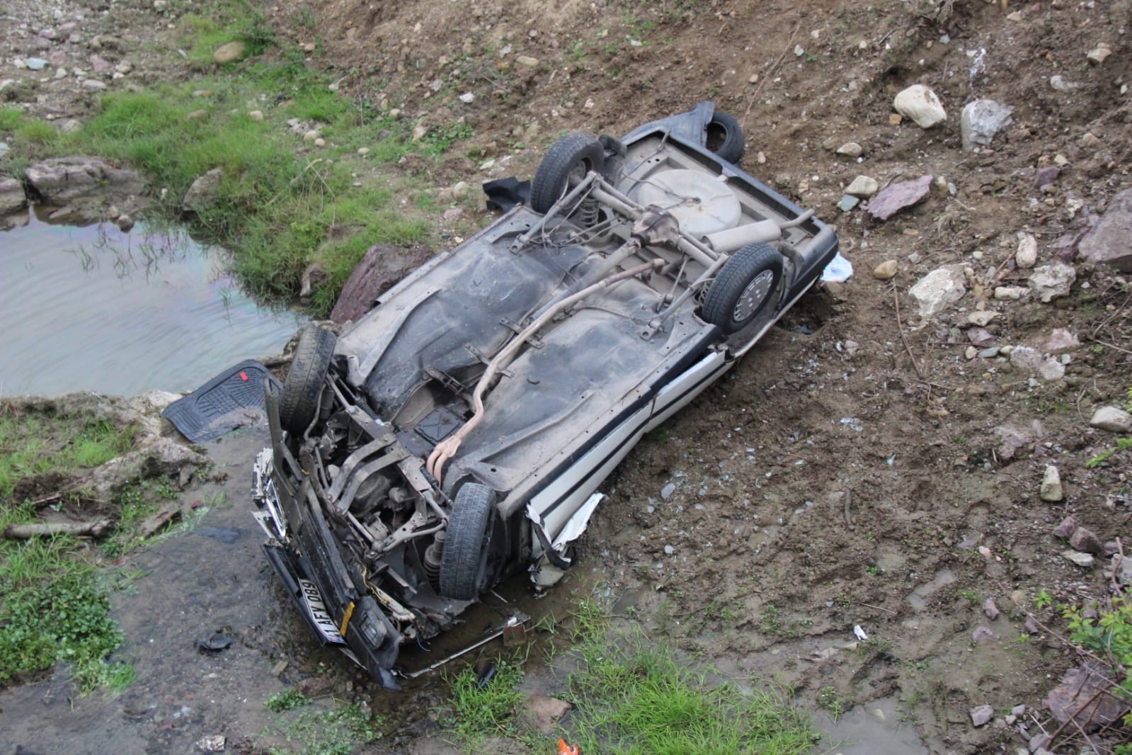 Yeni aldığı otomobiliyle dereye uçtu: 3 yaralı