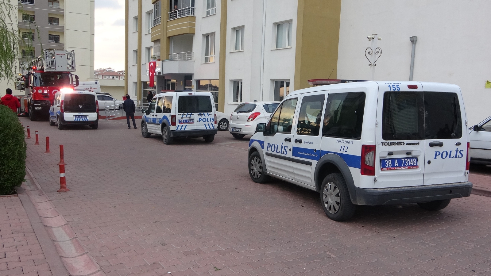 Babasını darp edip annesini rehin alan kadın ikna edildi