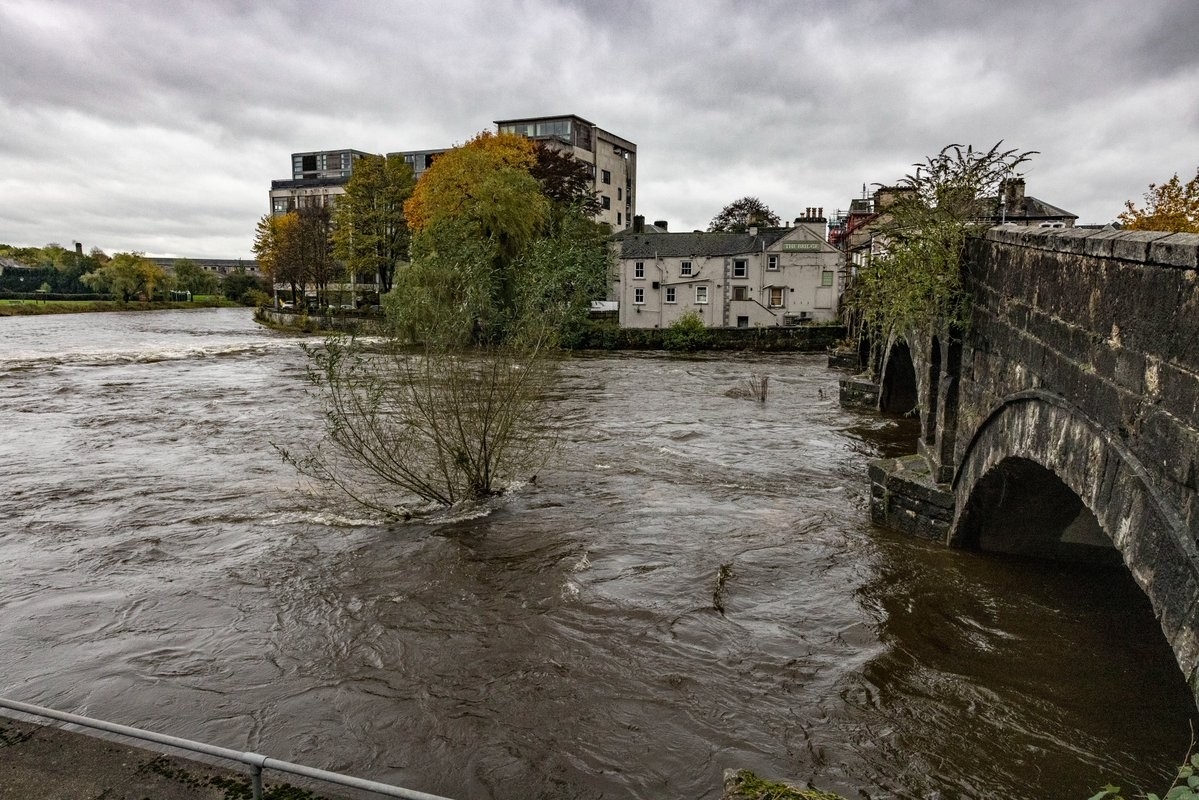 İngiltere’de Sel: Nehirler Taştı, Yollar Sular Altında Kaldı
