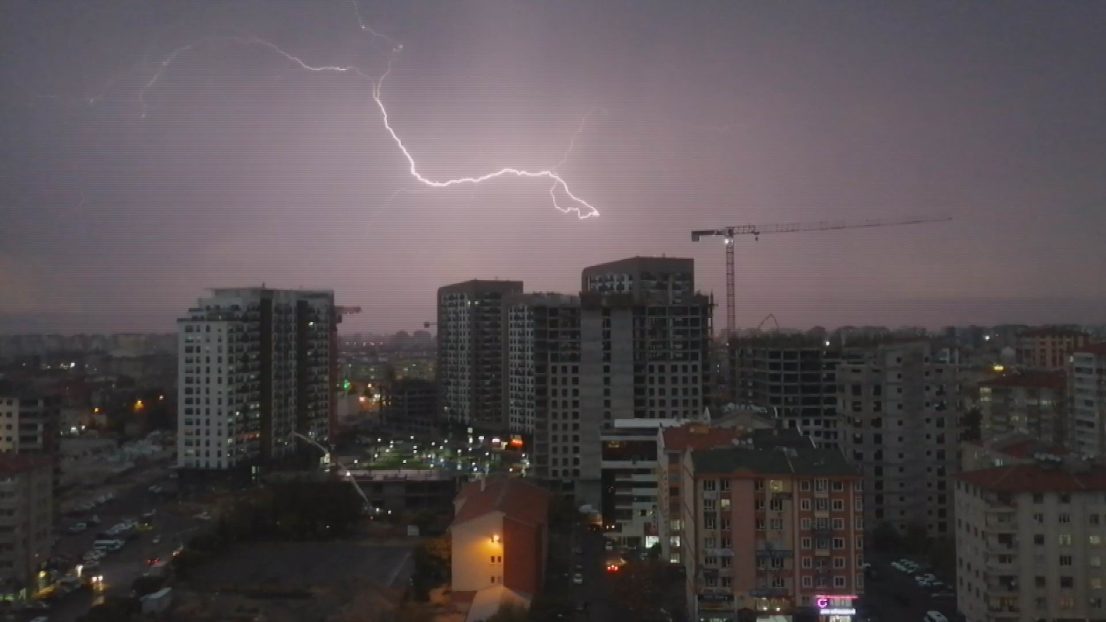 Kayseri’de geceyi şimşekler aydınlattı