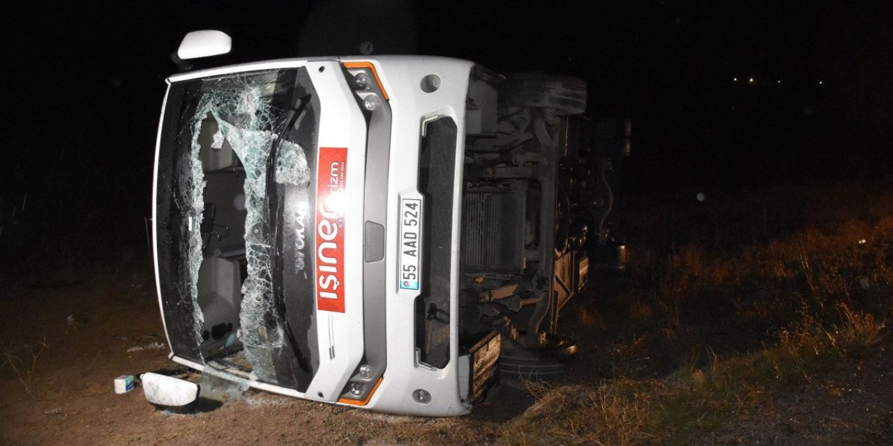 Sivas'ta sağlık çalışanlarını taşıyan midibüs kaza yaptı: Ölü ve yaralılar var