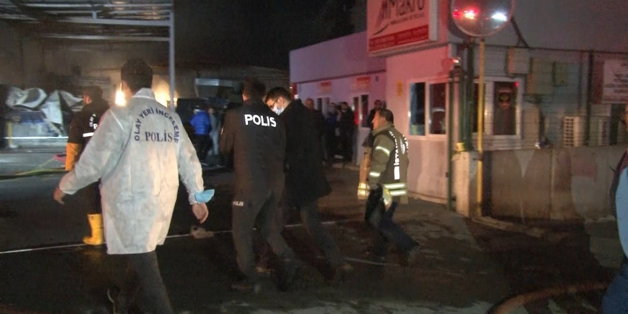 Esenyurt’ta kağıt fabrikasındaki yangın söndürüldü, 1 işçinin cansız bedenine ulaşıldı