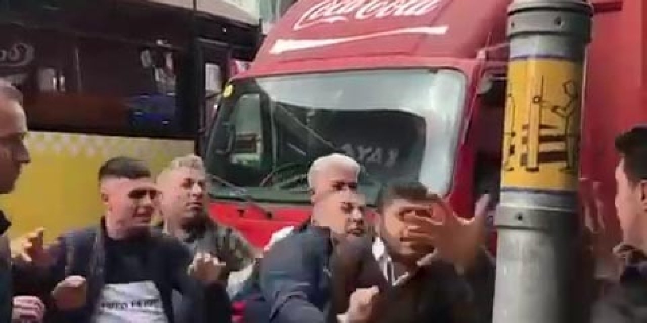 Kamyonet sürücüsü ile İETT şoförü tekme tokat birbirine saldırdı