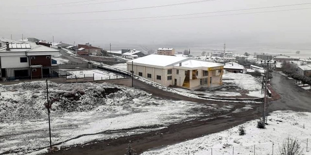 Bayburt’un yüksek kesimlerinde kar yağışı zemini beyaza bürüdü