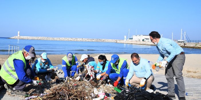 Kuşadası'nda Sahilden 75 Kg. Atık Toplandı