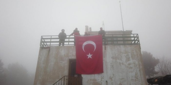 Cumhuriyet Bayramı için Kazdağları’nın 1029 rakımlı tepesinde bulutların içinde bayrak açtılar
