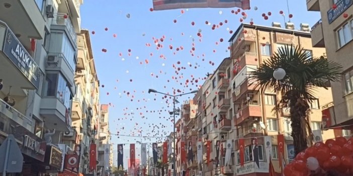 İzmir’de Cumhuriyet coşkusu: 5 bin balon aynı anda gökyüzüne bırakıldı