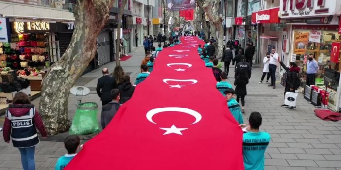 Pendik’te sokaklarda taşınan 98 metrelik dev Türk bayrağı havadan görüntülendi