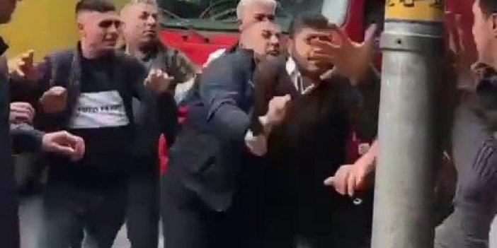 Kamyonet sürücüsü ile İETT şoförü tekme tokat birbirine saldırdı