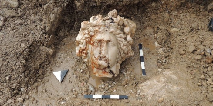 Aizanoi Antik Kenti Kazısında 'afrodit' Ve 'dionysos' Heykel Başları Bulundu