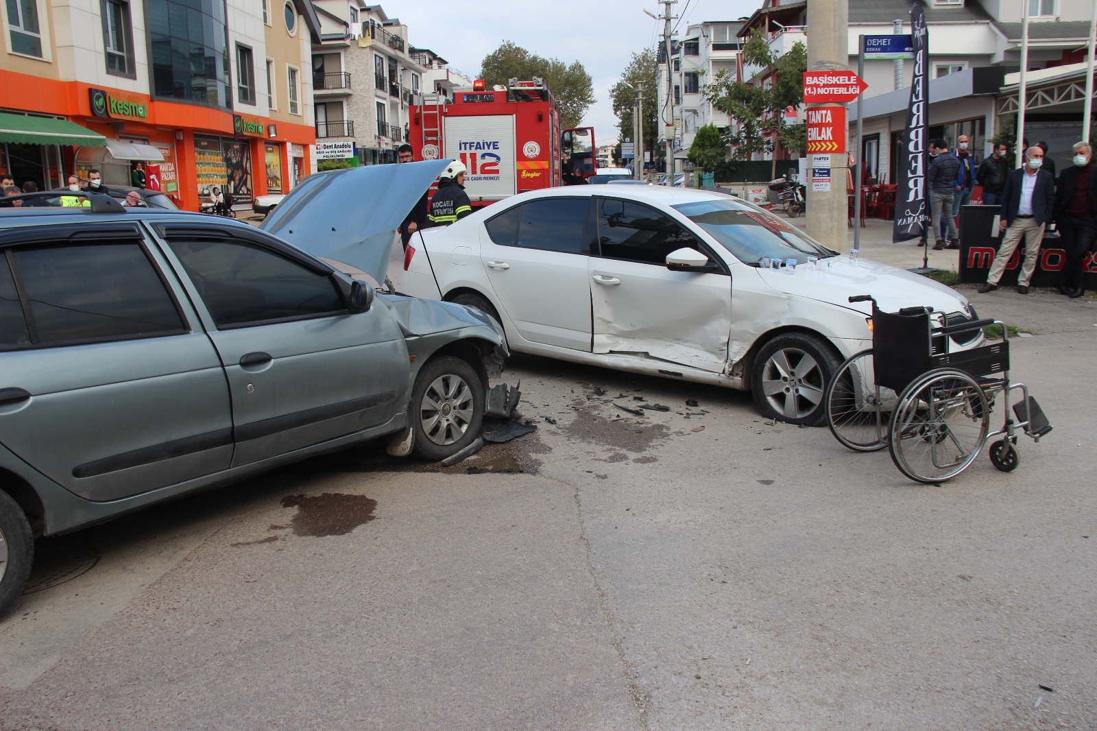 İki Otomobil Çarpıştı, Araçta Sıkışan Felçli Vatandaşı Ekipler Çıkardı