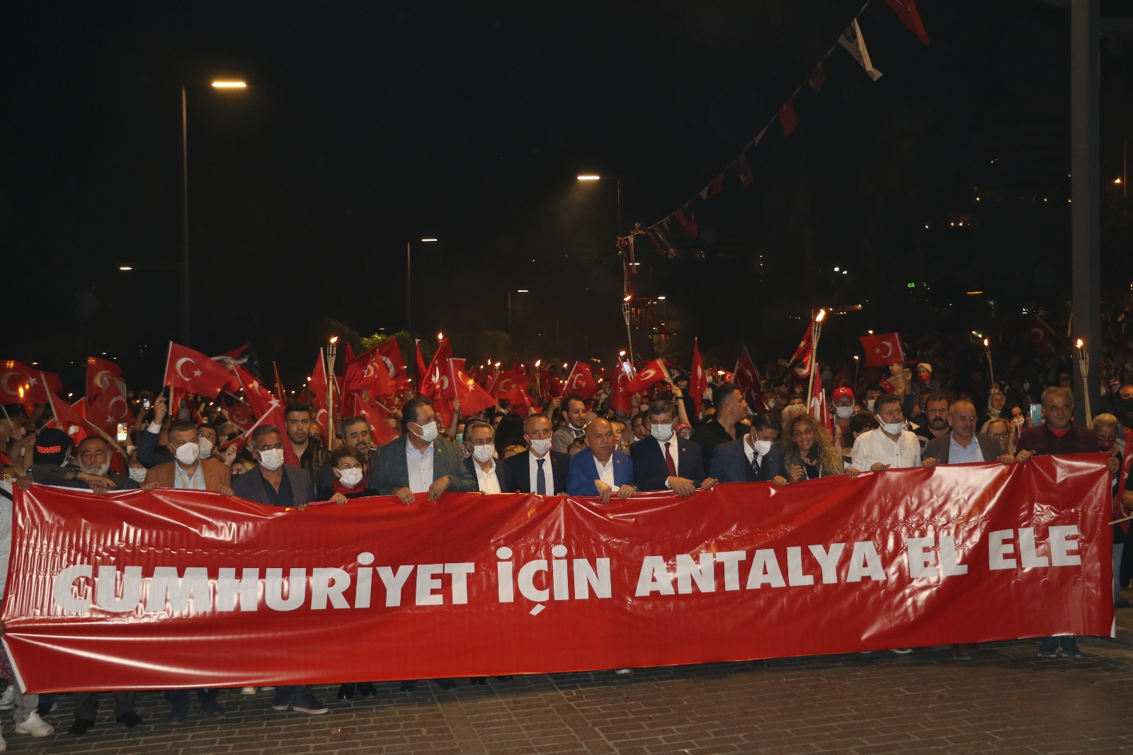 Binlerce Antalyalı, Cumhuriyet’in 98. Yılı İçin Yürüdü