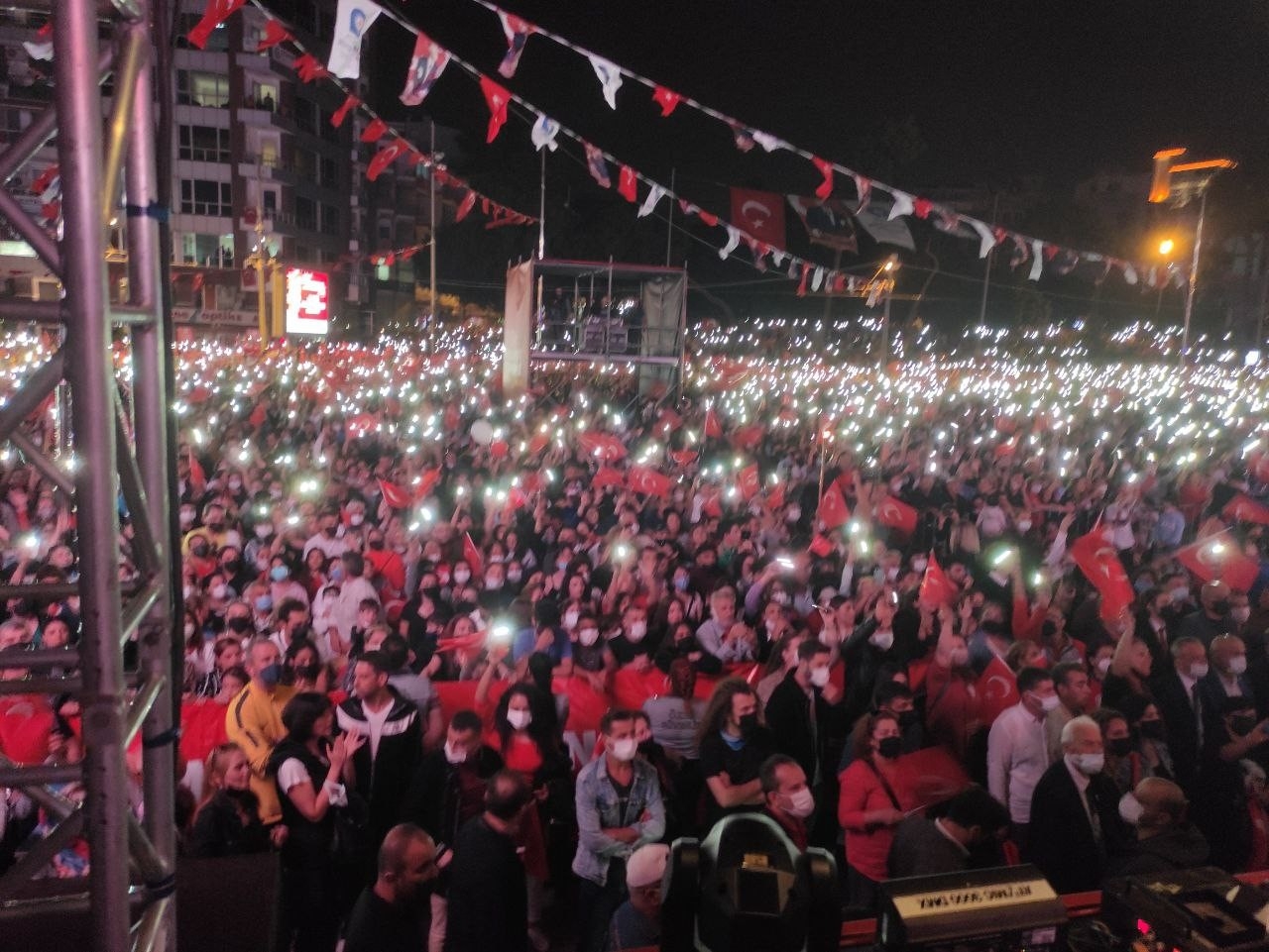 Kıraç Konserinde İnsan Seli Yaşandı