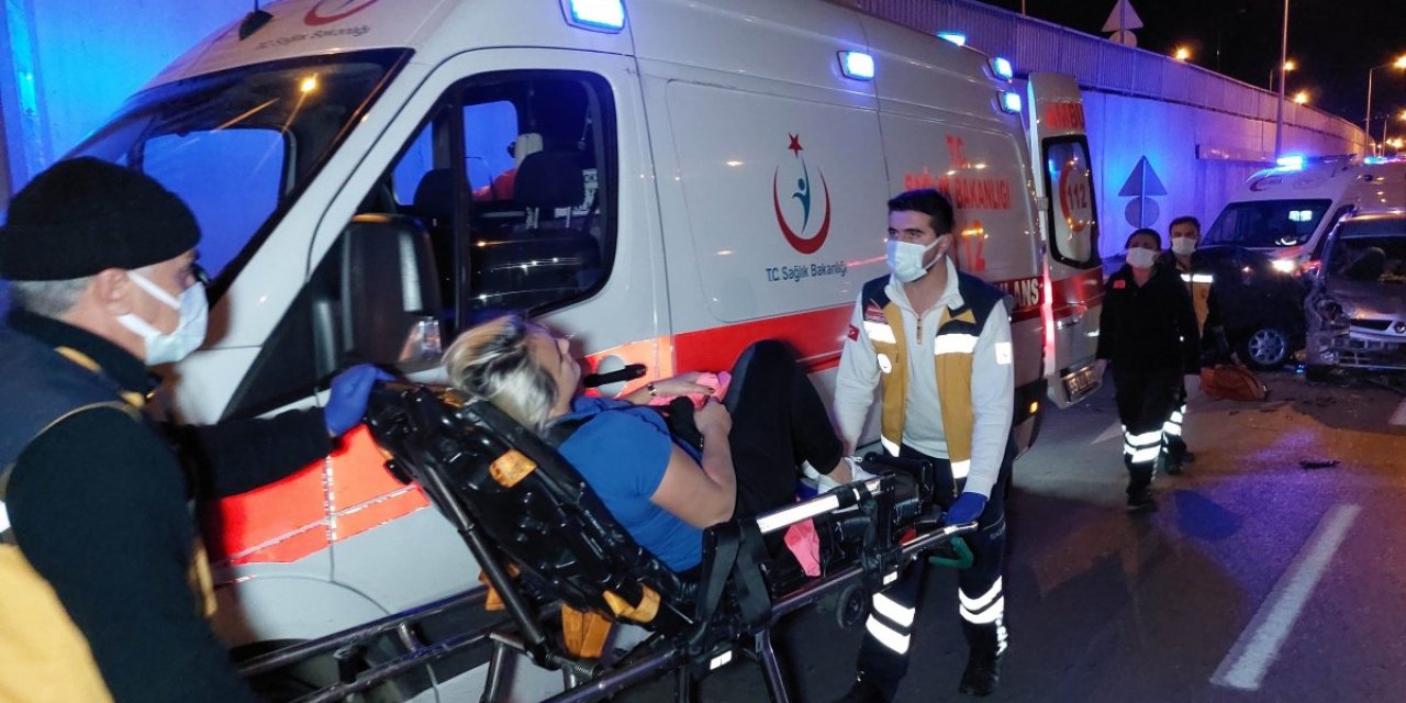 Samsun'da kapısı açılan otomobile araç çarptı: 7 yaralı