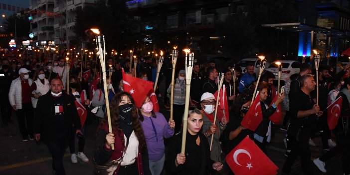 KUŞADASI’NDA ON BİNLER CUMHURİYET İÇİN YÜRÜDÜ