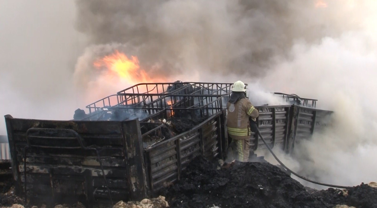 Kimyasal Ham Madde Taşıyan Tır Alev Aldı, Havalimanı Yolu Trafiğe Kapandı