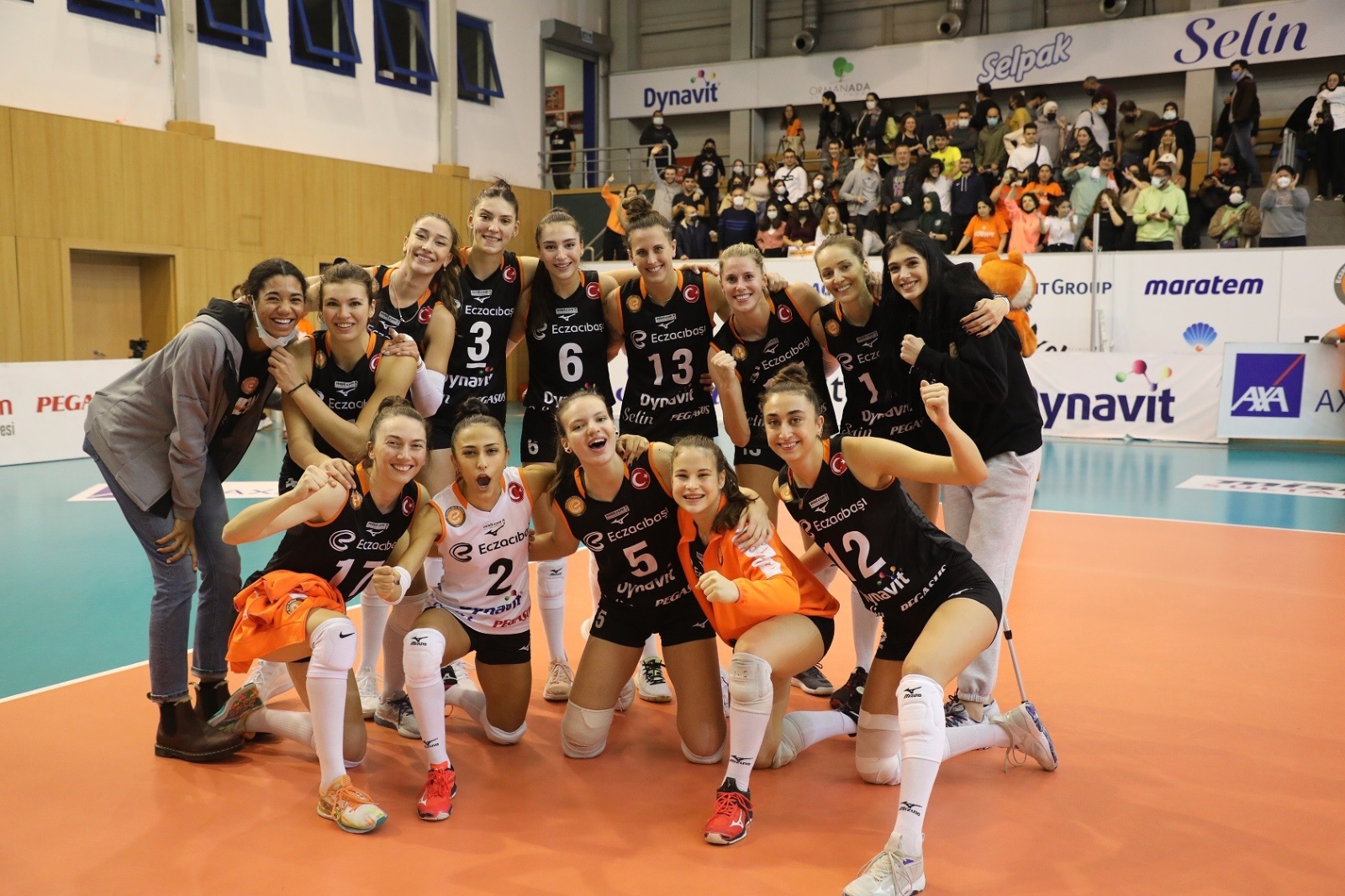 Eczacıbaşı Dynavit, PTT’yi 3-0’la geçti