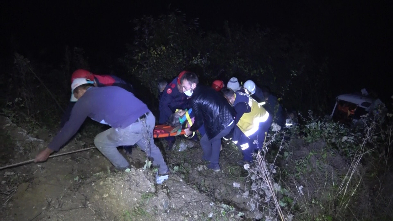 Düzce’de tanker şarampole devrildi: 1’i ağır 3 yaralı