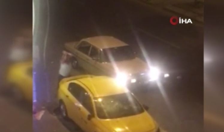 Ankara’da Park Halindeki Aracı Parçalayan Kişi Kameraya Yakalandı