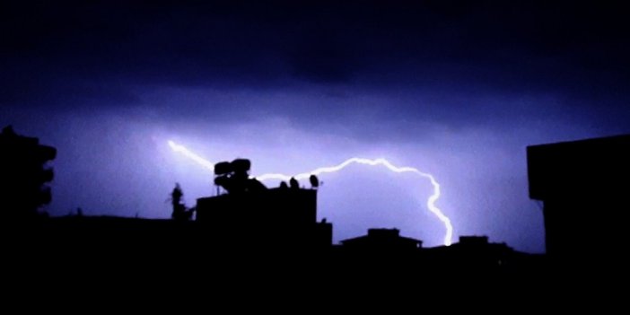 Geceyi aydınlatan gök gürültülü şimşekler gecenin sessizliğini bozdu