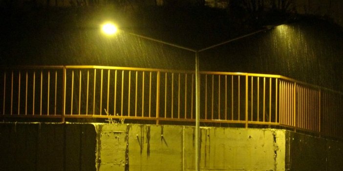 Yüksekova’da karla karışık yağmur etkisini gösterdi