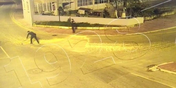 Yola saçılan mısırlar sürücülere zor anlar yaşattı