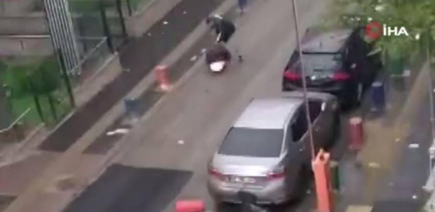 Başkent’te iki motokuryenin kavgası güvenlik kamerasına yansıdı