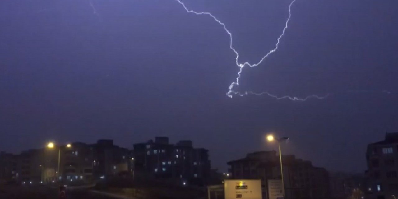 Gaziantep'te Çakan Şimşekler Geceyi Aydınlattı