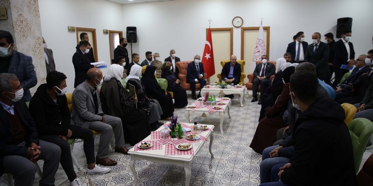 Süleyman Soylu'dan Muş'ta evlat nöbeti tutan ailelere ziyaret