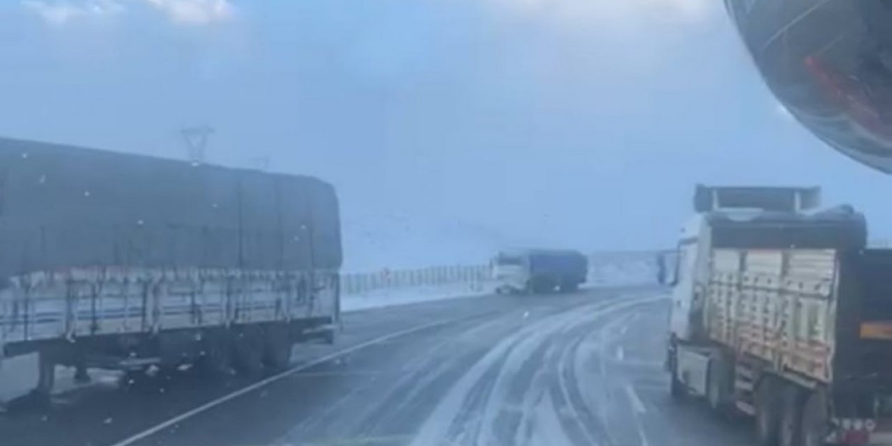 Erzurum’da yollar buz pistine döndü, onlarca tır mahsur kaldı