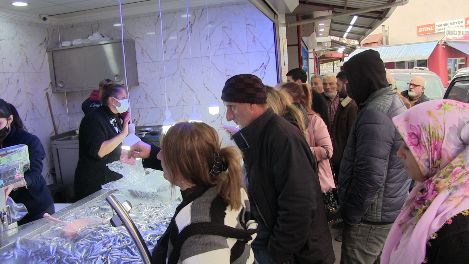 Hamsinin 5 liradan satıldığını duyanlar balıkçıya akın etti