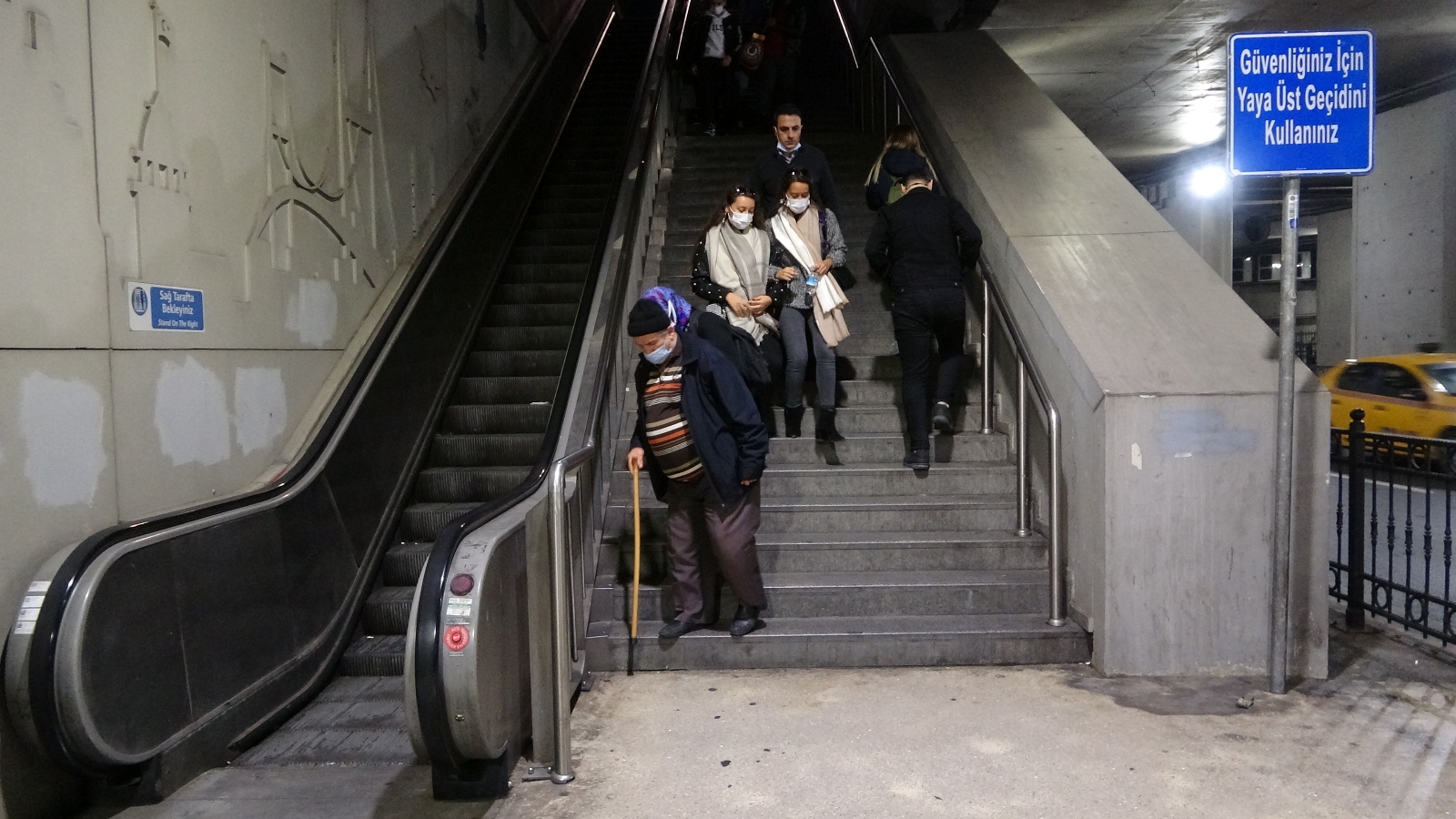 Taksim metrosunda yürümeyen merdiven çilesi