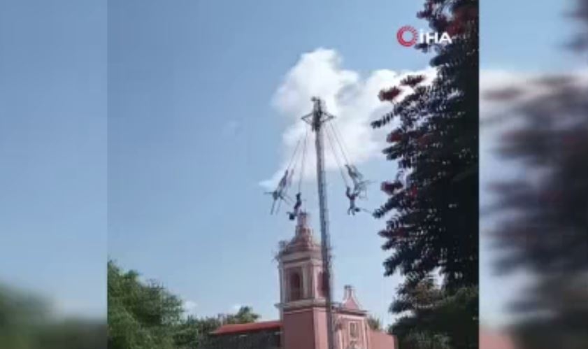 Meksika’da Ölüler Günü’nde bir adam 20 metre yükseklikten yere çakıldı