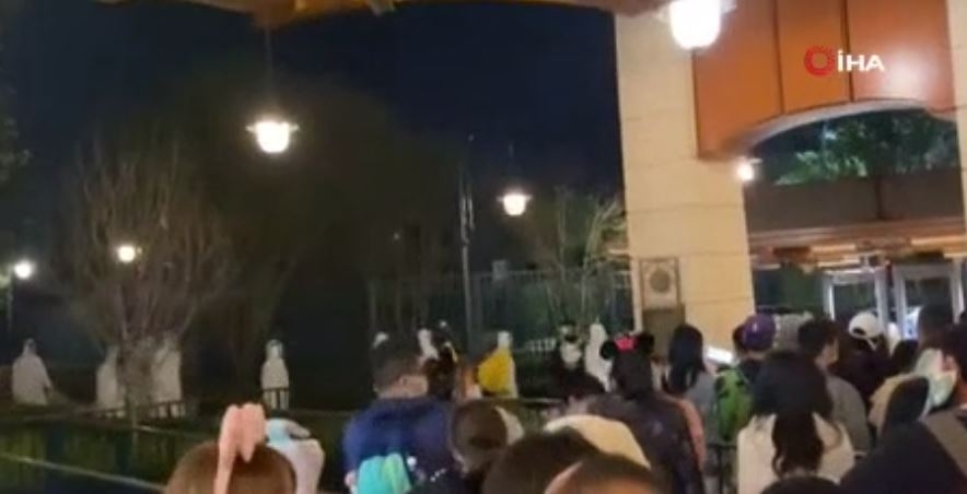 Şanghay’daki Disneyland parkında yaklaşık 34 bin kişi karantinaya alındı