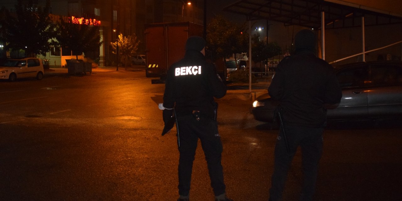 Boşanma aşamasındaki eşini defalarca bıçaklayarak öldürdü