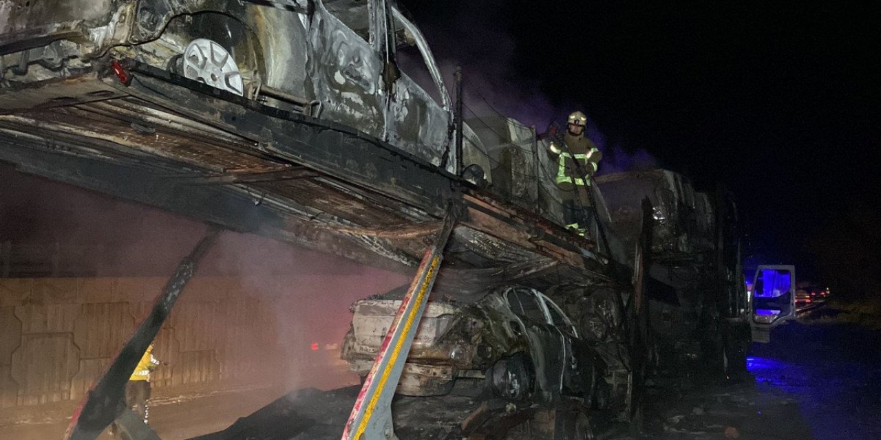 Bursa'da tırda çıkan yangında 7 sıfır otomobil ve tır kül oldu