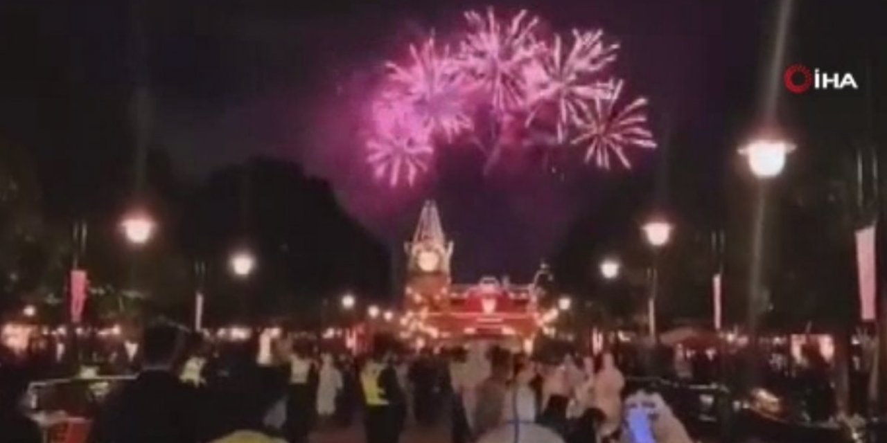 Çin'de tema parkındaki 34 bin kişiye havai fişekler eşliğinde korona testi yapıldı