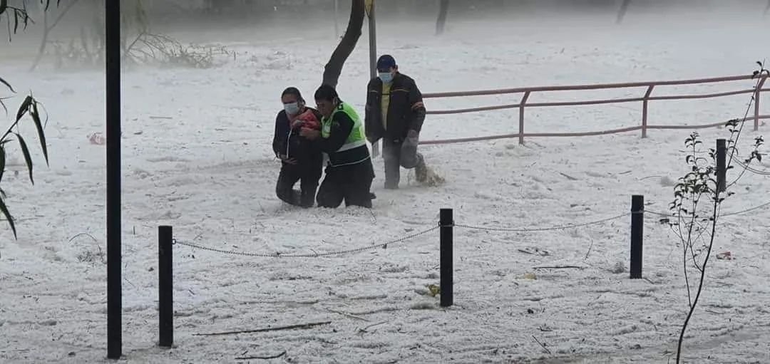 Bolivya’yı Şiddetli Dolu Fırtınası Vurdu