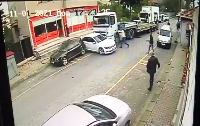 Sultanbeyli’de Park Halindeki Otomobillere Çarpan Sürücüsüz Tır Kamerada