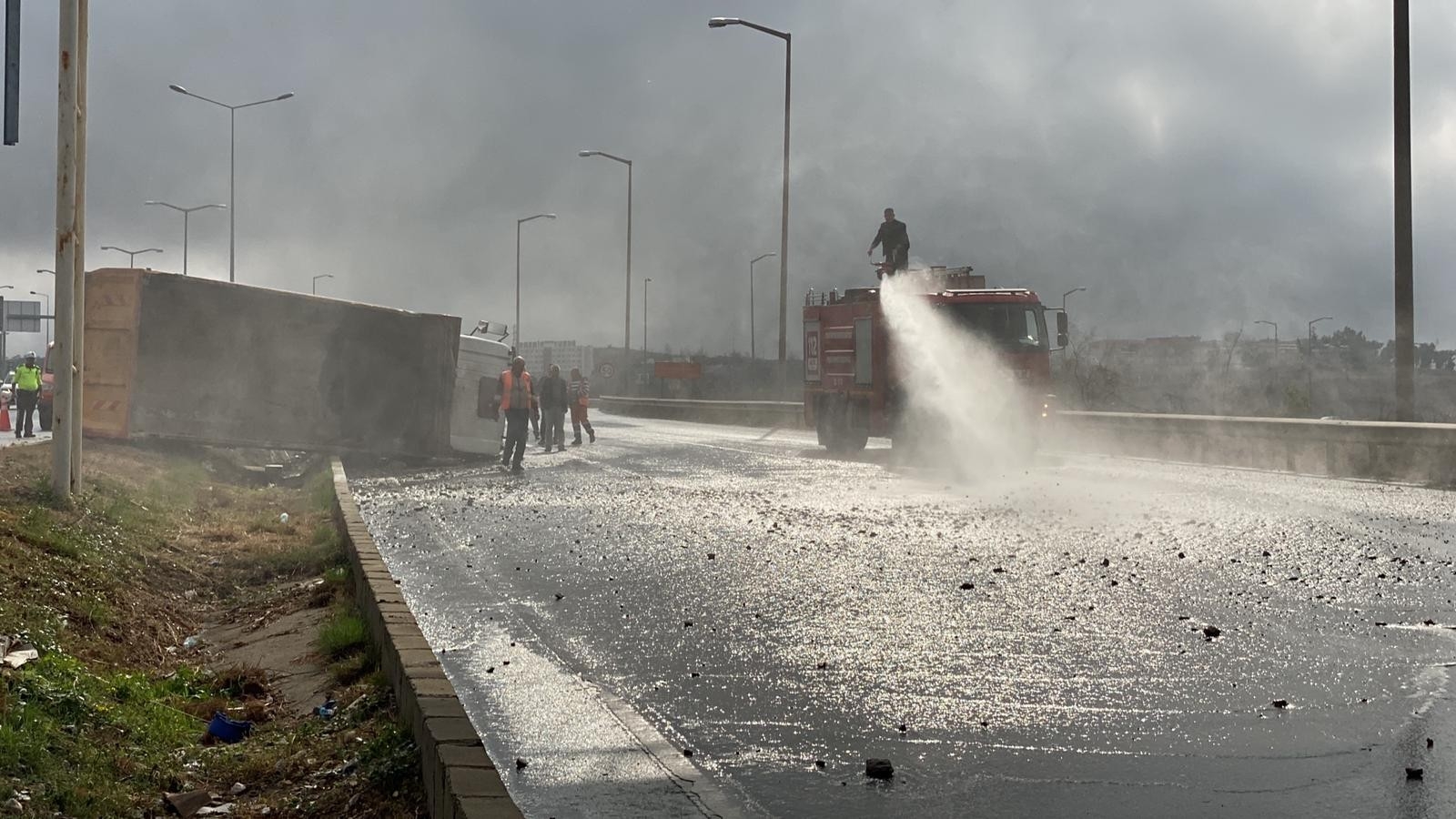 Önüne Ambulans Çıkan Kamyon Refüje Çarpıp Yan Yattı