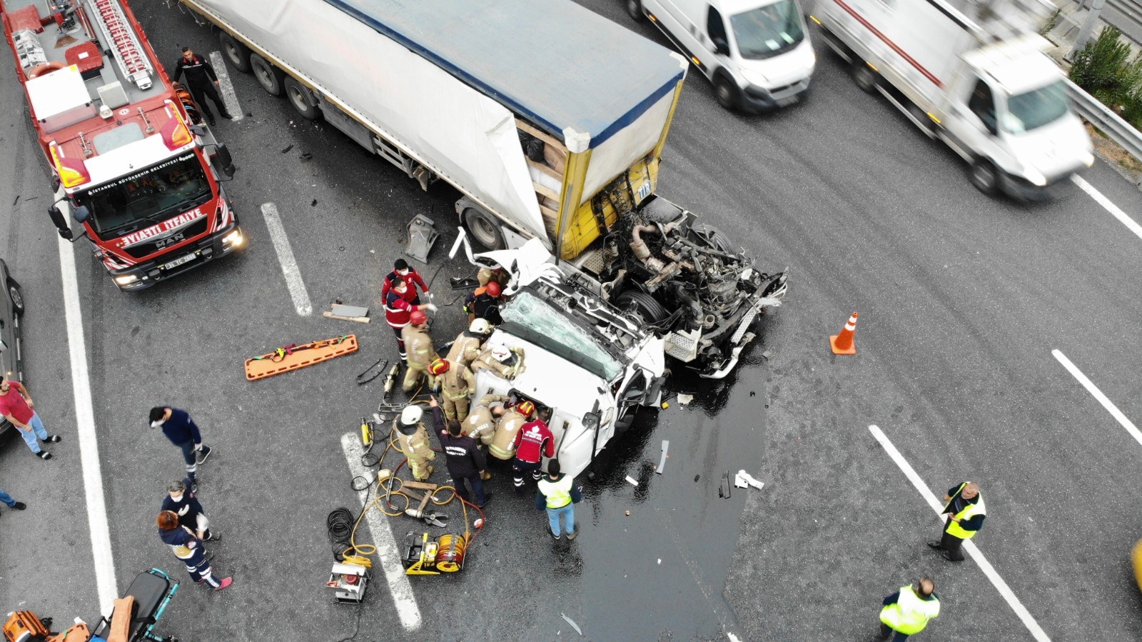 Kuzey Marmara Otoyolu’nda kaza yapan tırın kupası yola düştü: 1 yaralı