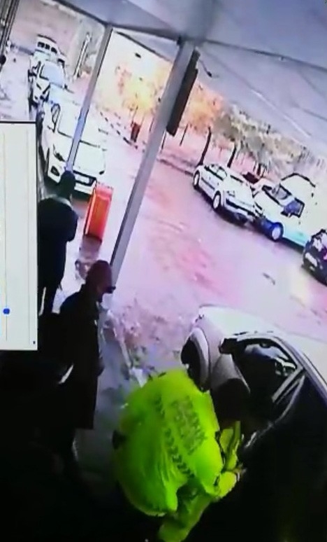 Kaza Yapan 9 Aylık Hamile Kadını Polisler Hastaneye Götürdü