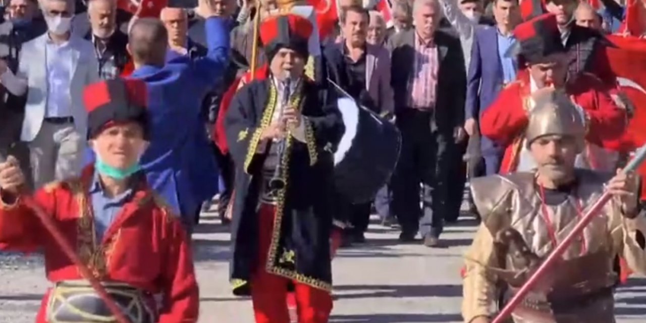 Karabük'te yolları asfaltlanan köylülerden mehterli kutlama