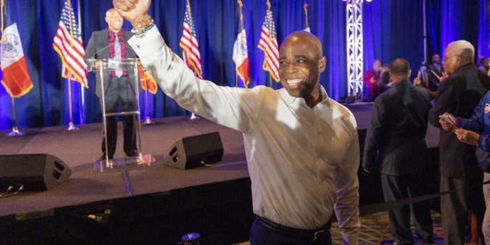 New York’ta belediye başkanlığı seçimini Demokrat aday Adams kazandı