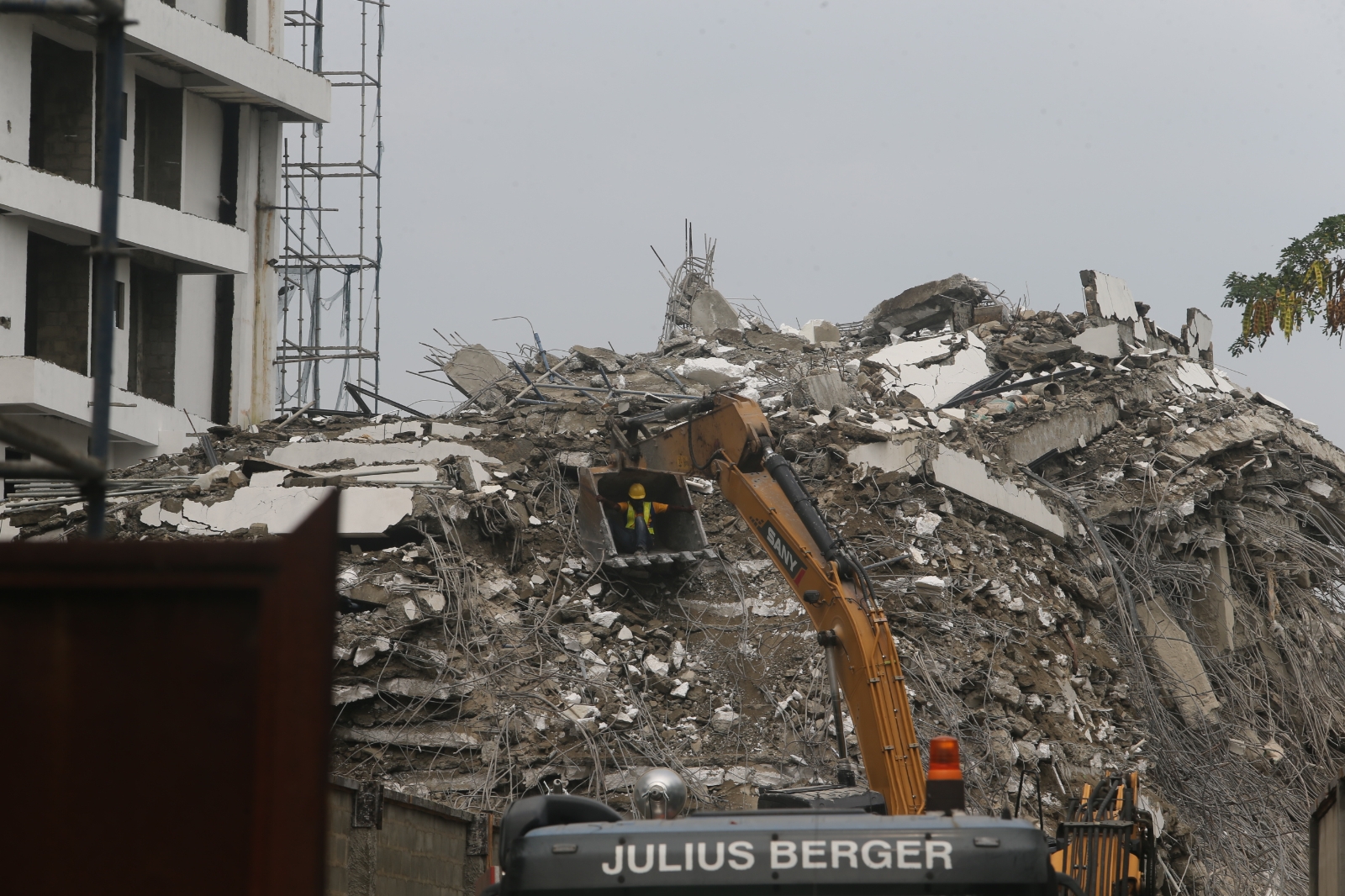 Nijerya’da Çöken Binada Can Kaybı 22’ye Yükseldi