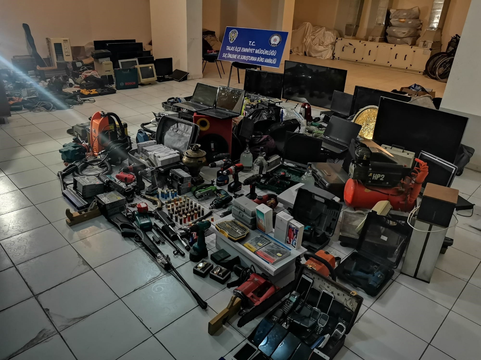 Ne buldularsa çalmışlar: İki evden 400 bin TL’lik çalıntı eşya çıktı