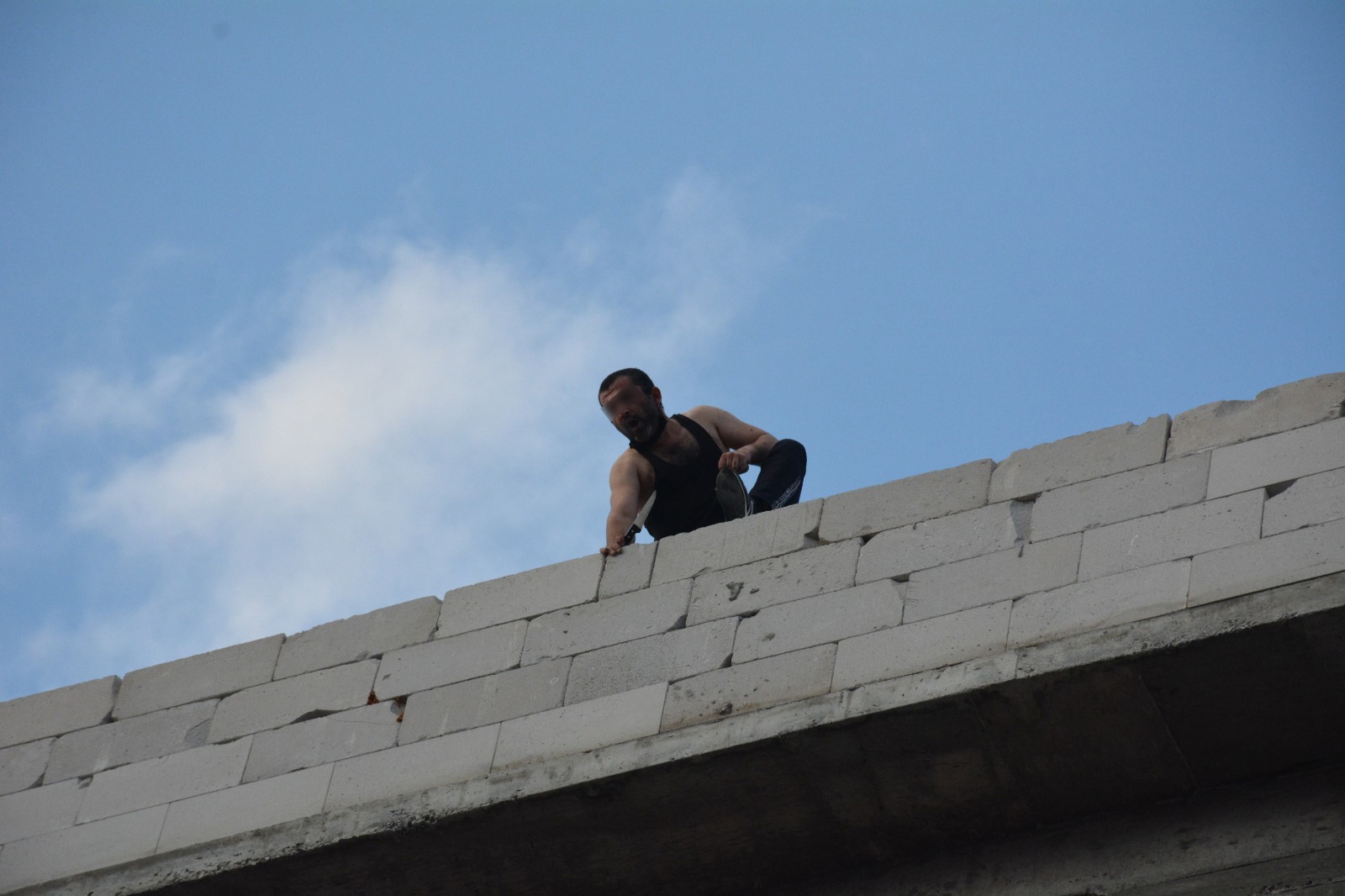 İntihara Teşebbüs Eden Şahıs Kendisini Kurtarmaya Gelen İtfaiye Ekiplerine Taş Attı