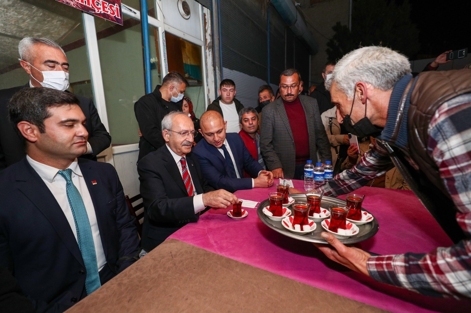 Kılıçdaroğlu, Kırıkkale’de vatandaşlarla çay içti