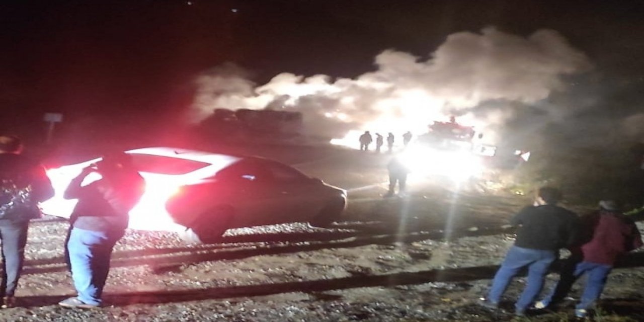 Sülfürik Asit yüklü tanker devrilerek alev alev yandı, yol güvenlik gereği kapatıldı