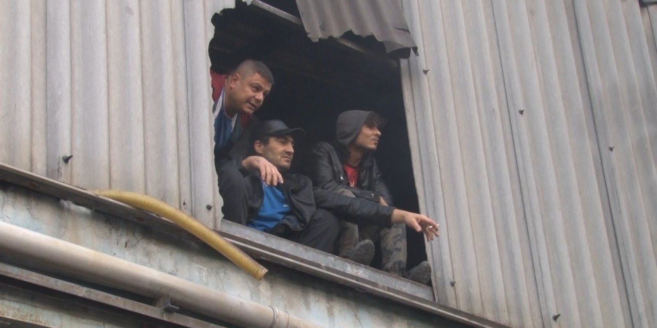 Park halindeki minibüs alev topuna döndü